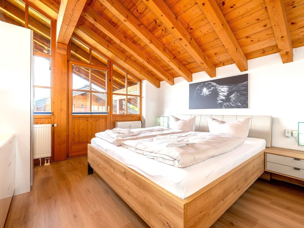 Schlafzimmer mit großem Doppelbett, Schrank und Kommode