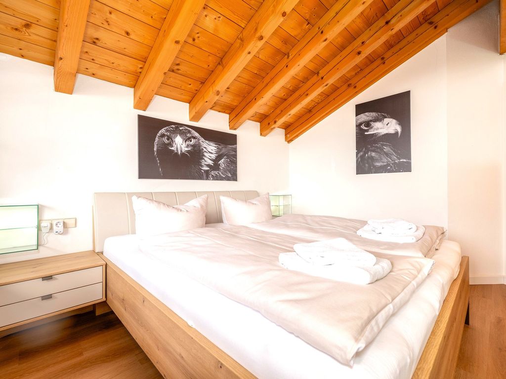 Schlafzimmer mit großem Doppelbett