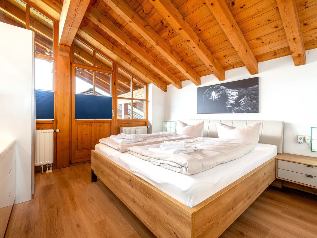Schlafzimmer mit großem Doppelbett - Verdunkelungsmöglichkeit jetzt für ALLE Fenster vorhanden
