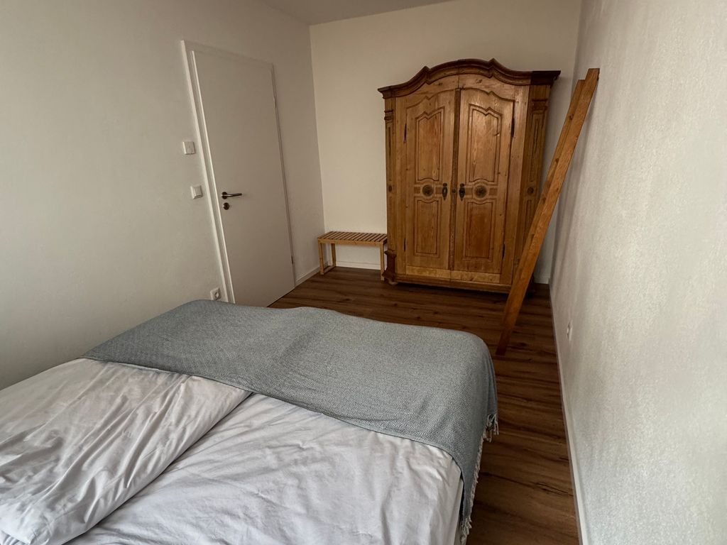 Schlafzimmer mit Kleiderschrank