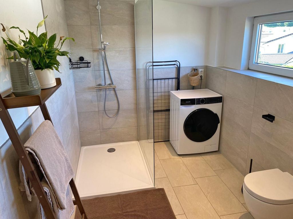 Badezimmer Dusche/WC und Waschmaschine