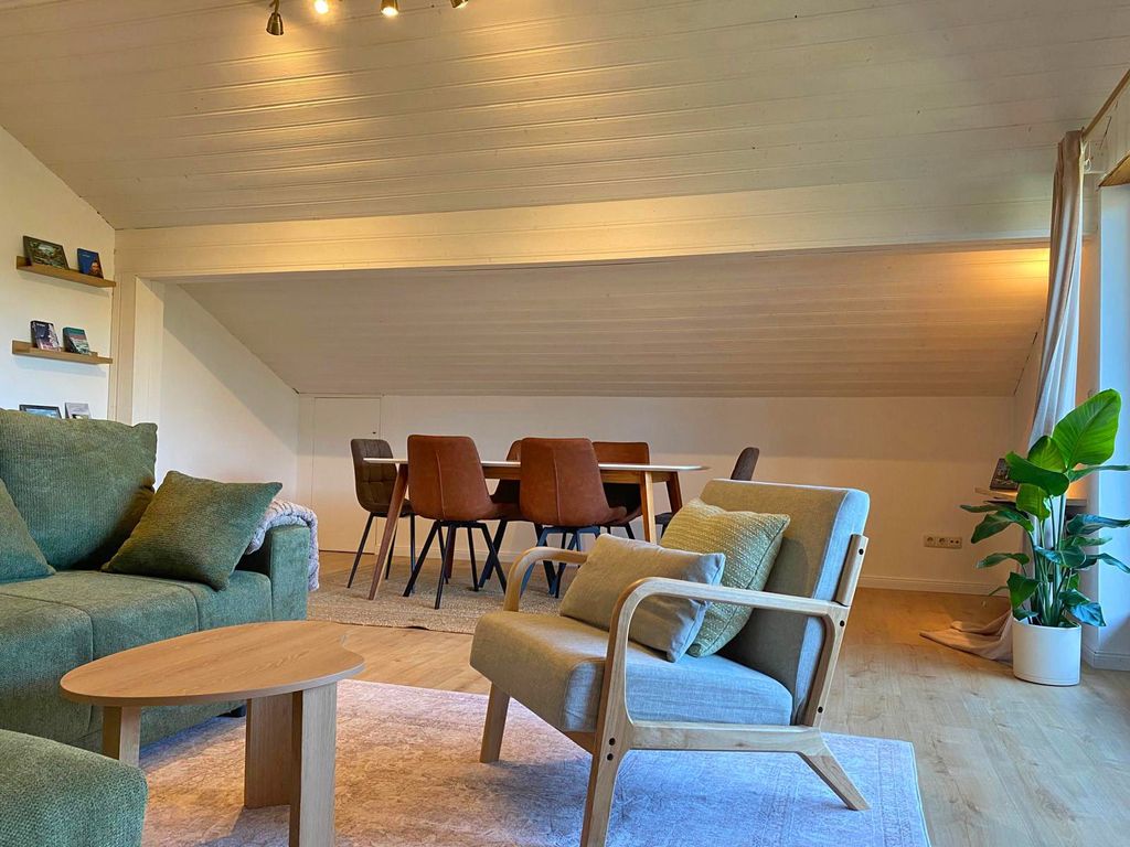 Wohnraum mit Couch und Sitzgruppe