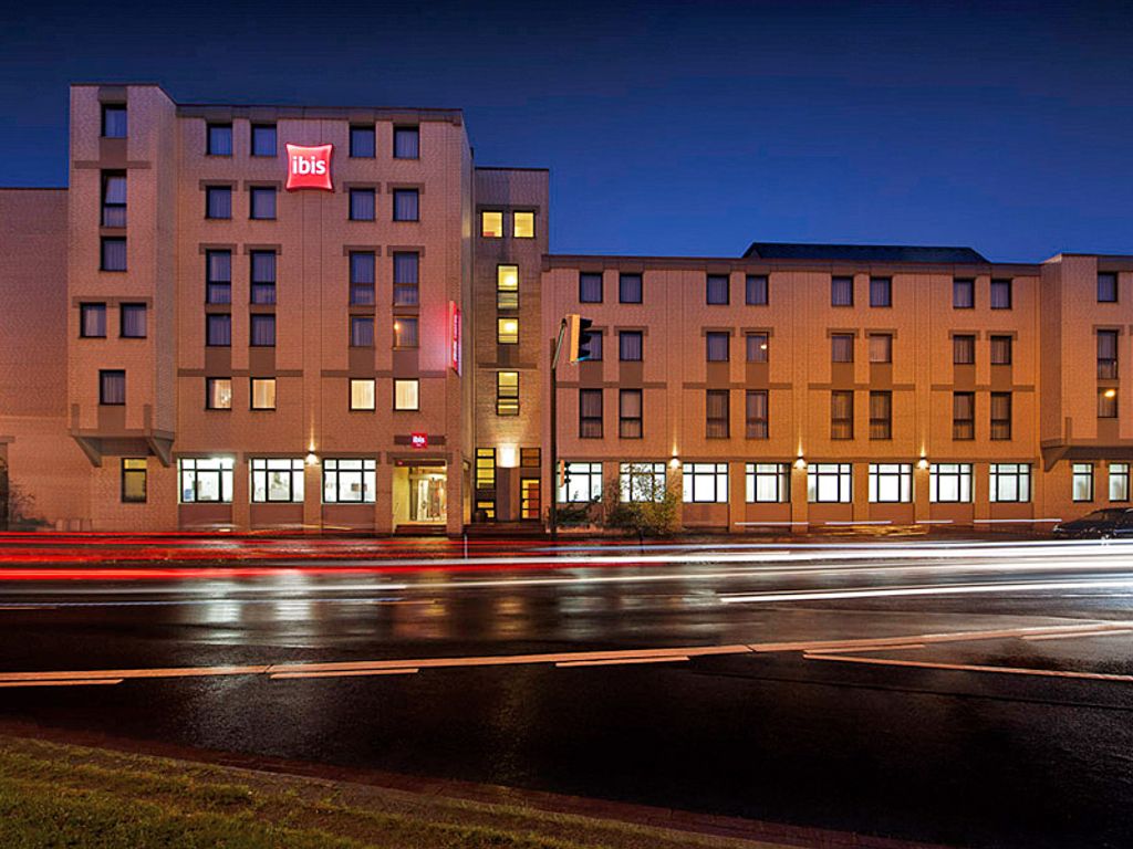 ibis Bremen City - Außenansicht bei Nacht