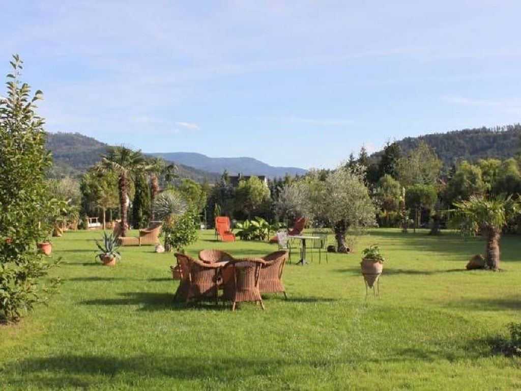 Unser mediterraner Garten mit Liegen zum Entspannen