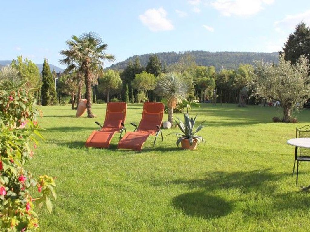Unser mediterraner Garten mit Liegen zum Entspannen