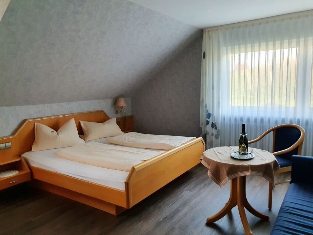 Bett und Sitzplatz