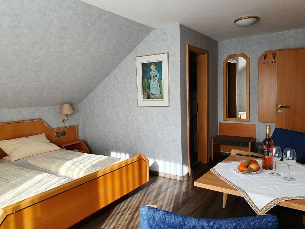 Bett und Sitzplatz