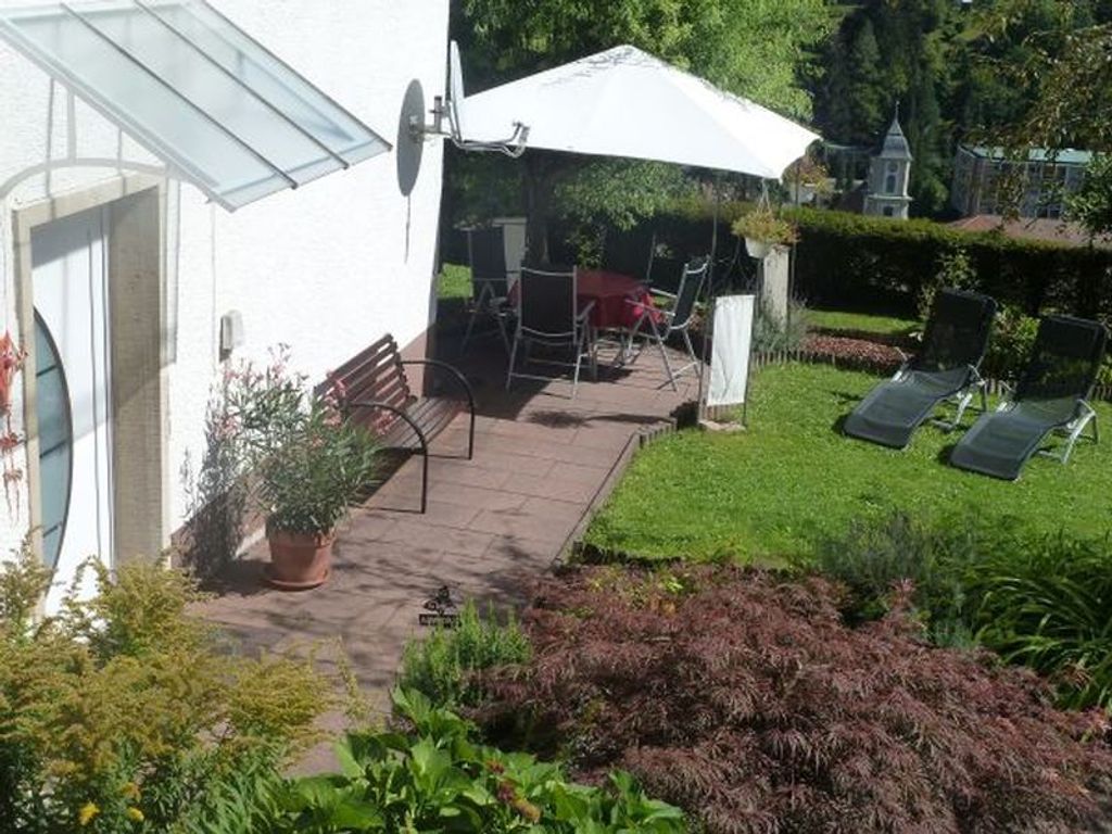 Garten mit Liegestühlen