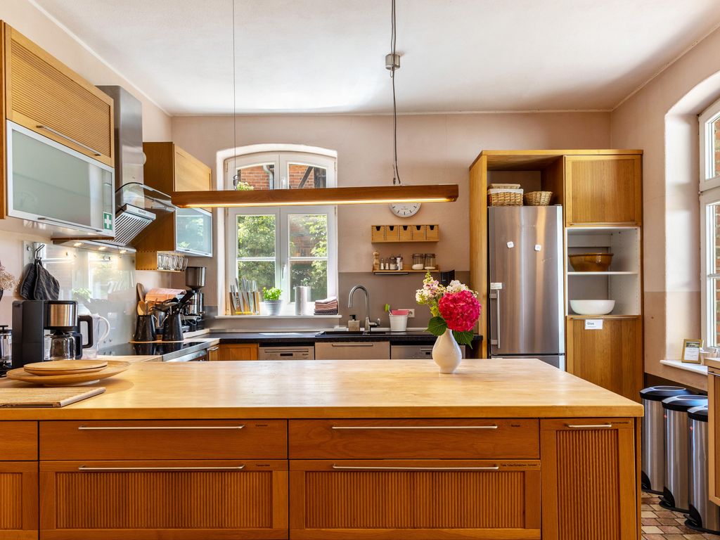 KITCHEN, INSIDE