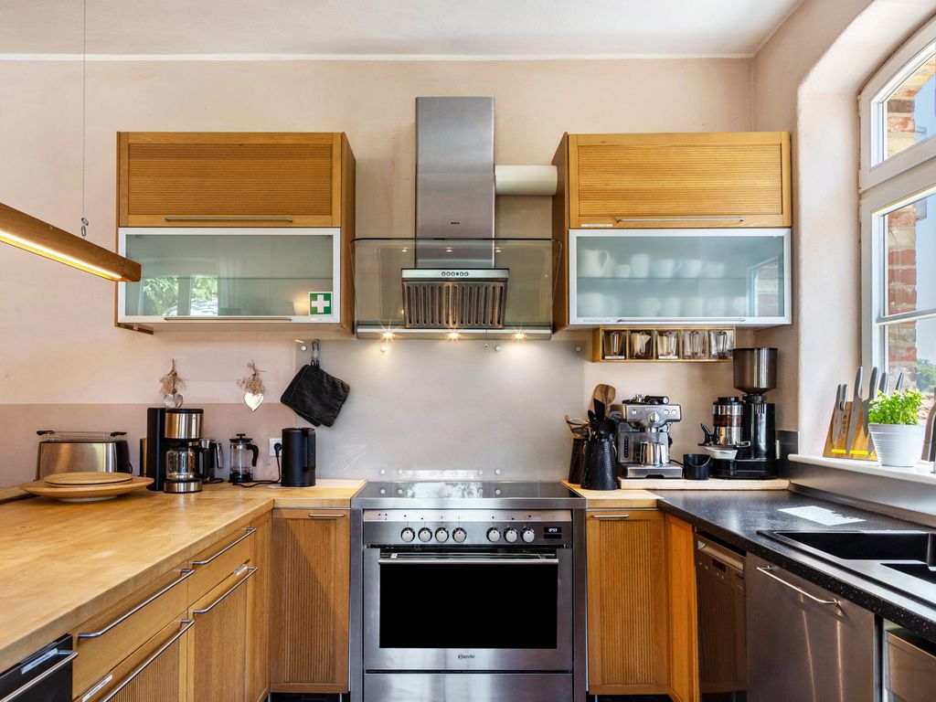KITCHEN, INSIDE