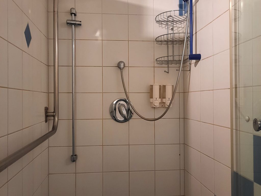 Dusche Fewo Bergahorn , Duschstuhl zum Einhängen vorhanden