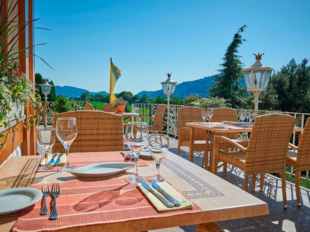 Terrasse mit Blick ins Tal