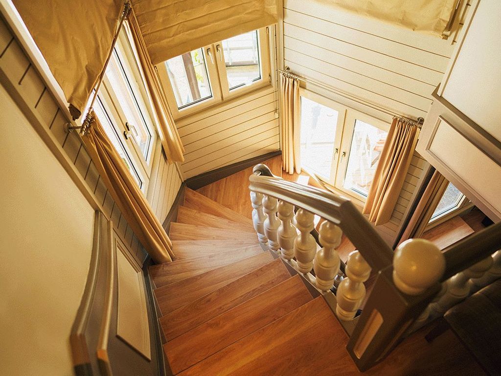 Holztreppe einer Maisonette Spa Suite im Hotel Ritter Durbach