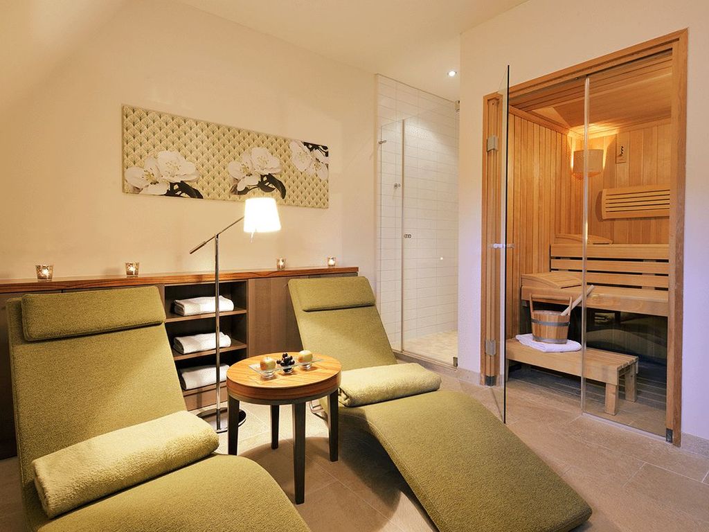 Luxuriöse Hotelsauna mit angrenzendem Ruheraum und Kamin im Hotel Ritter Durbach