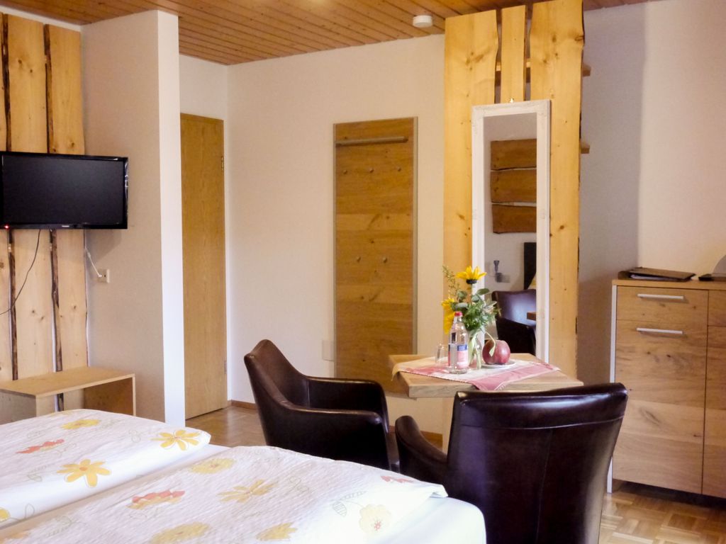 Schlafzimmer mit Sitzgeelegenheit