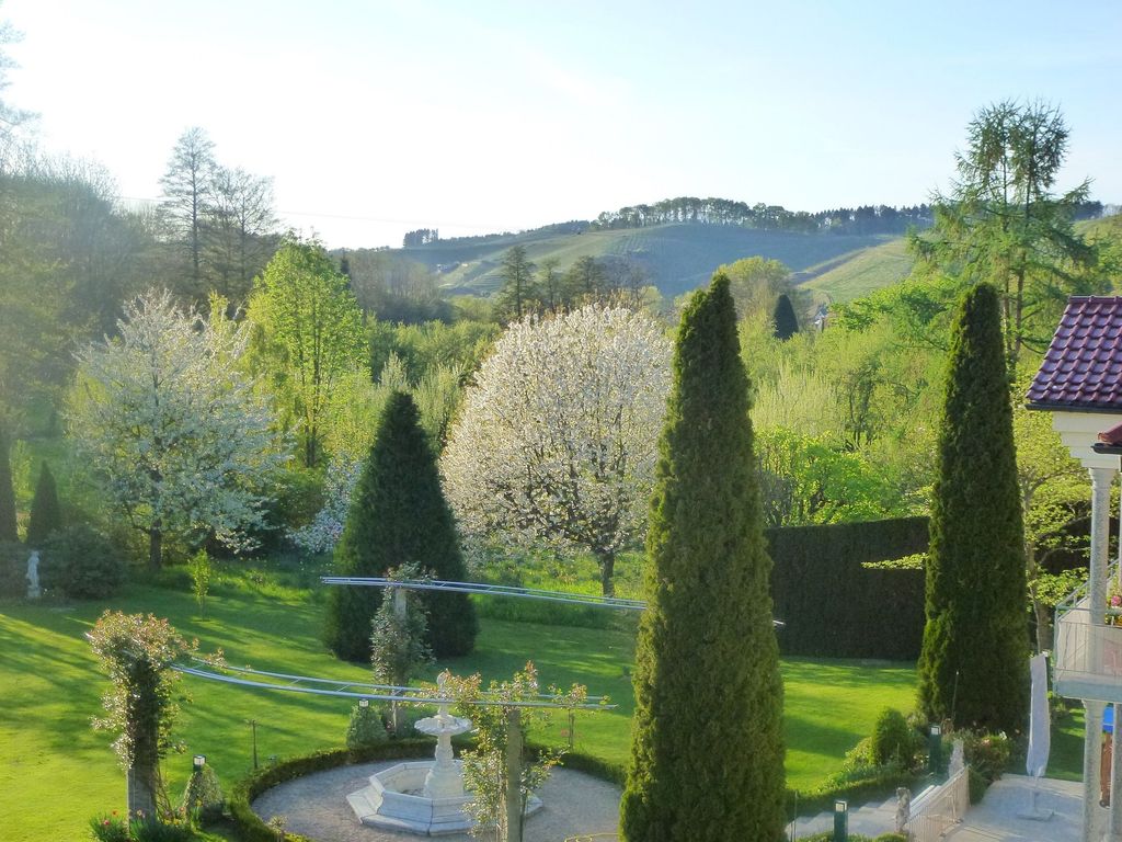 Blick auf Privatpark im Frühling