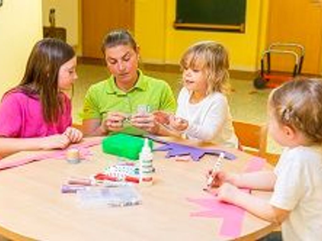 Kinder beim Basteln