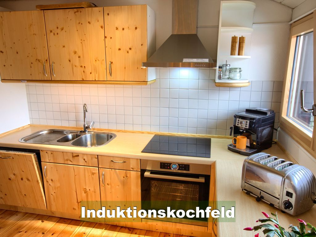 vollständig ausgestattete Küche mit Induktionsherd