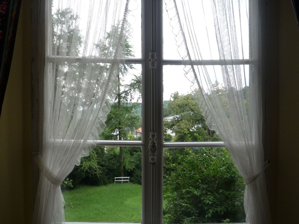 Fenster mit Blick zum Garten