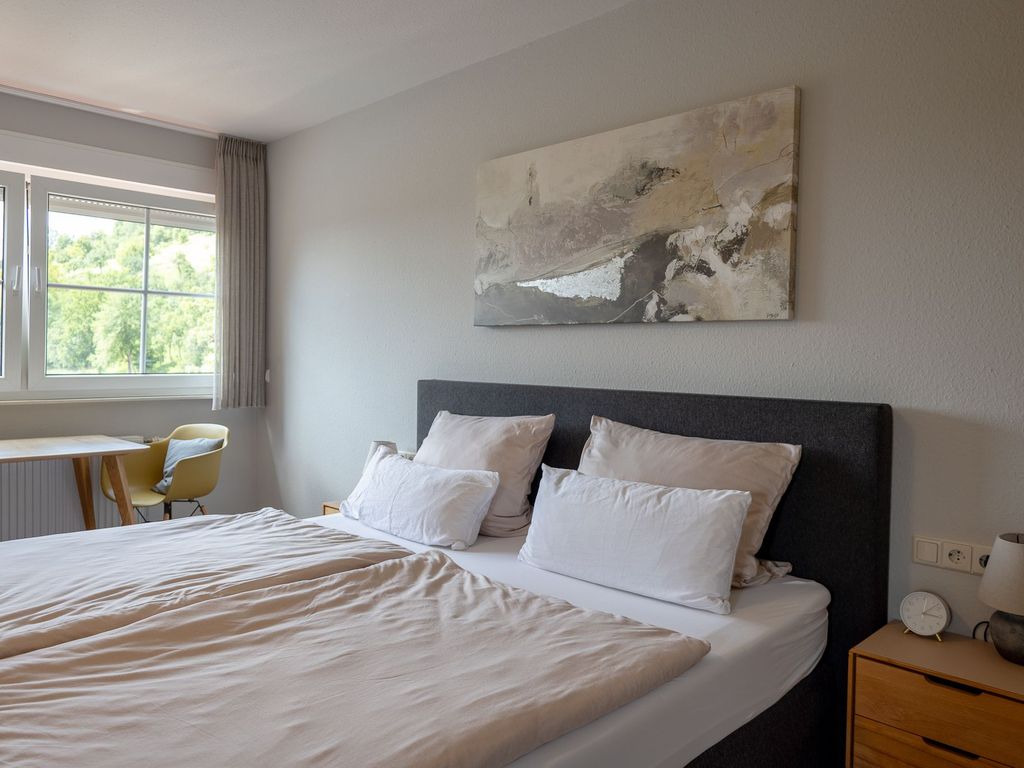 Zimmer 4- Bett, Tisch, Aussicht, Natur