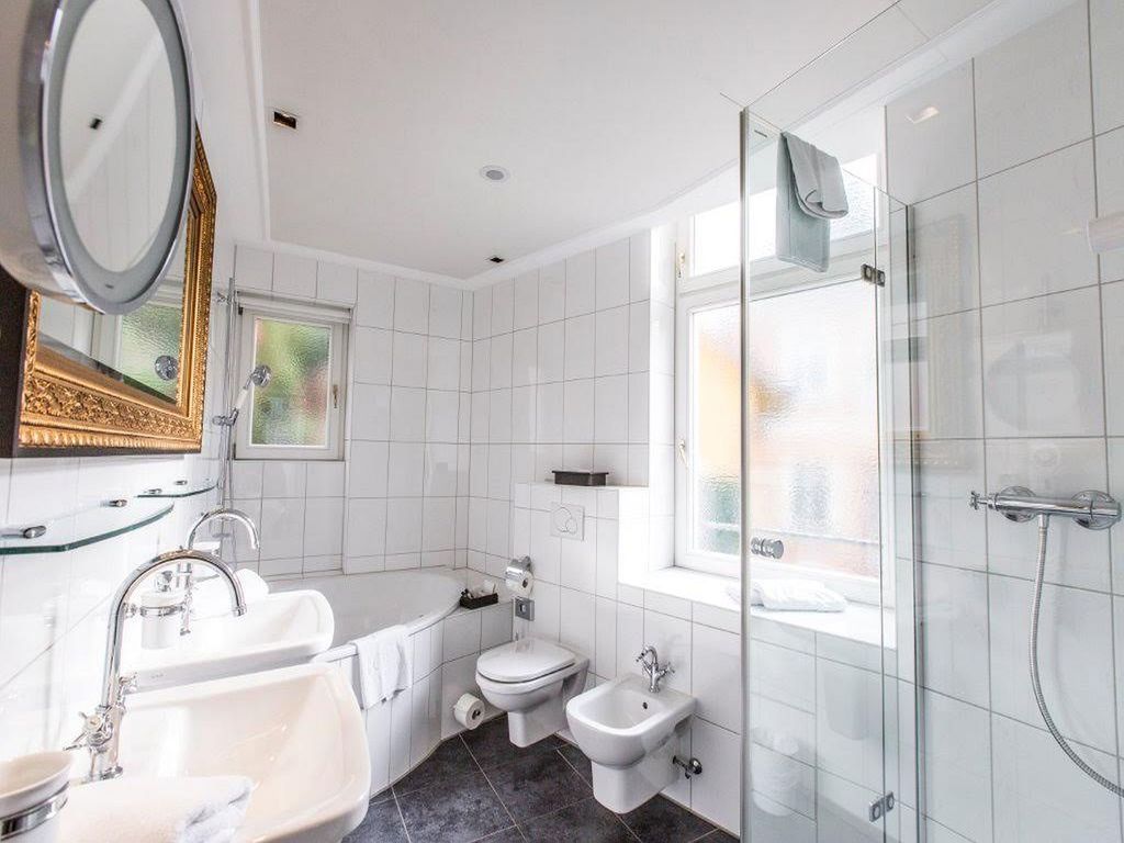 Junior Suite mit Badewanne und WC, teilweise Bidet