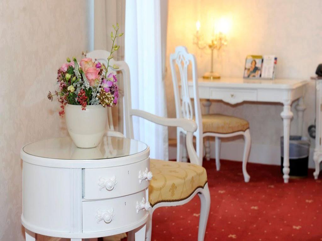 Einzelzimmer mit Dusche oder Badewanne und WC