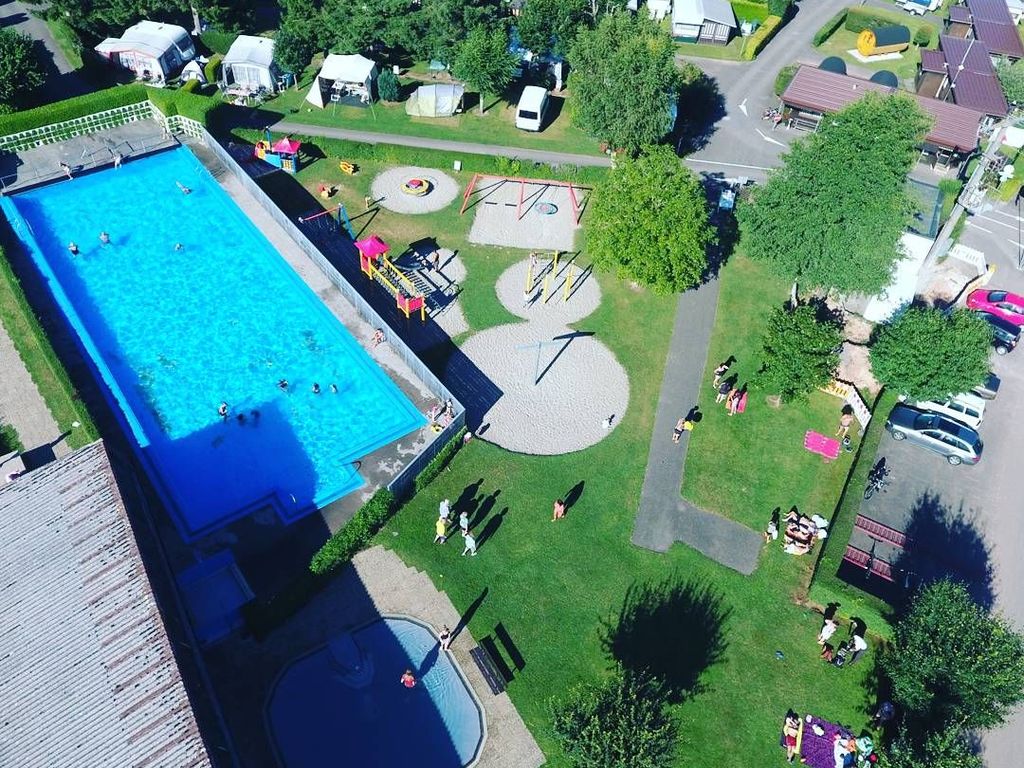 Camping-Erbenwald Luftbild Spielplatz und Freibad 11m x 30m