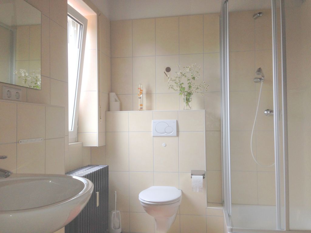 Gunkel Ferienwohnungen - Fewo Hohentwiel großes Badezimmer mit Fenster