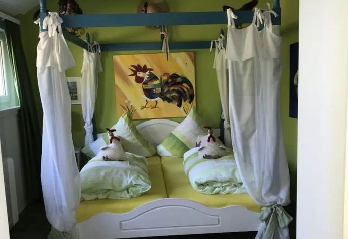Standard Doppelzimmer Hühner mit Eck-Badewanne und WC