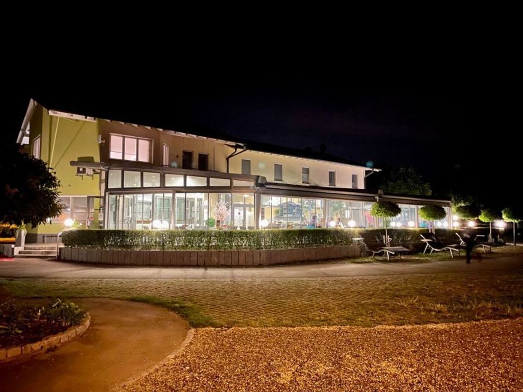 Rhein-Camping mit Gästezimmern