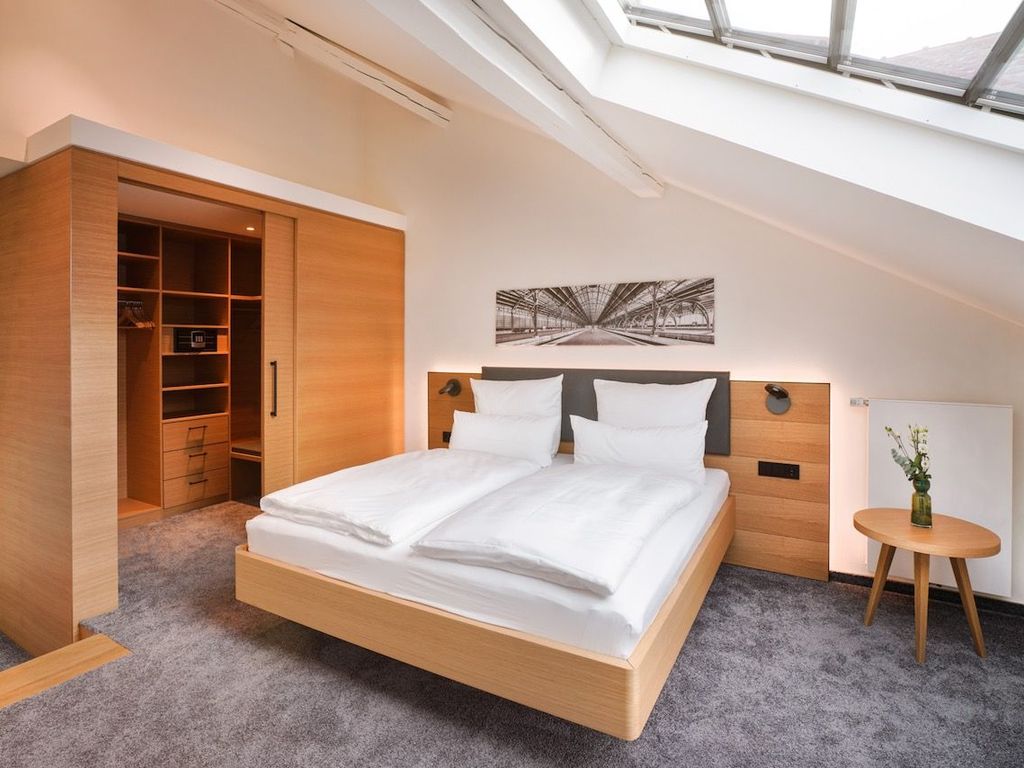 Doppelbett mit begehbarem Kleiderschrank