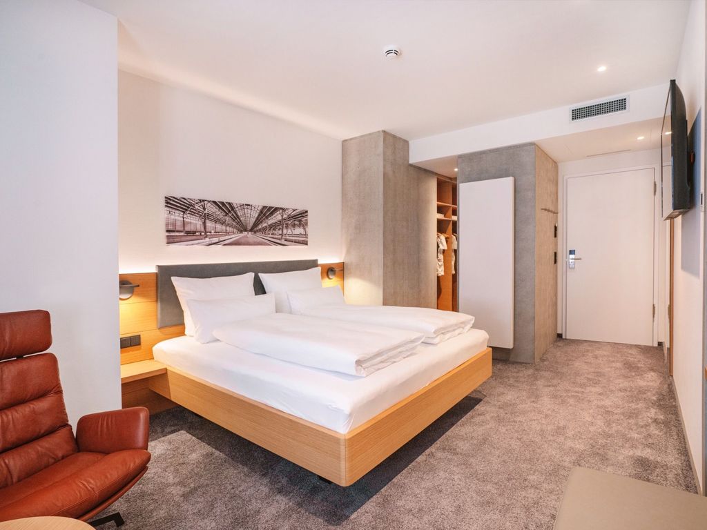 Doppelzimmer - Zimmer 3. Blick auf Doppelbett und begehbarem Schrank