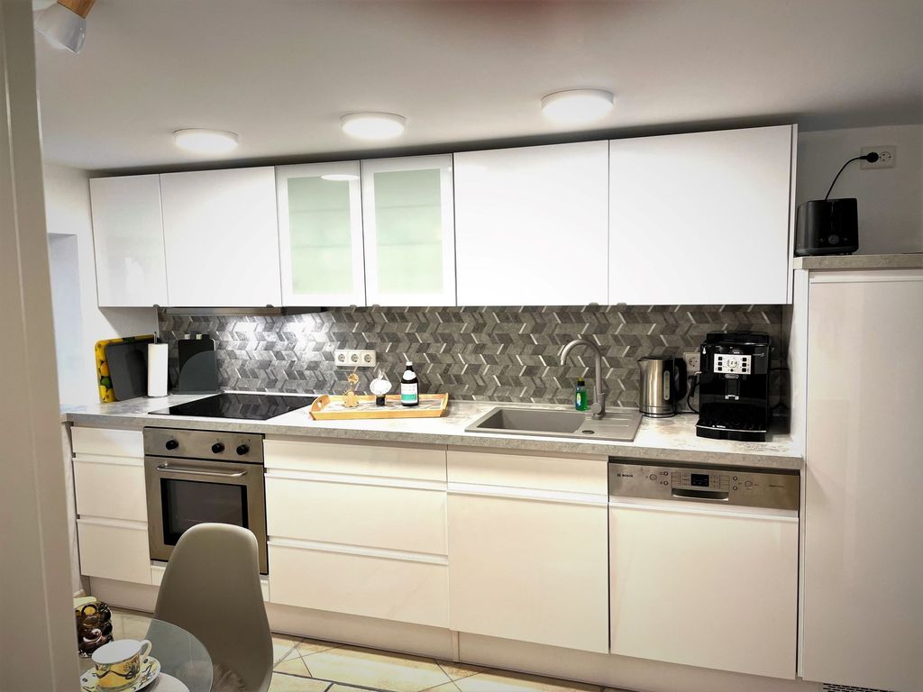 KITCHEN, INSIDE