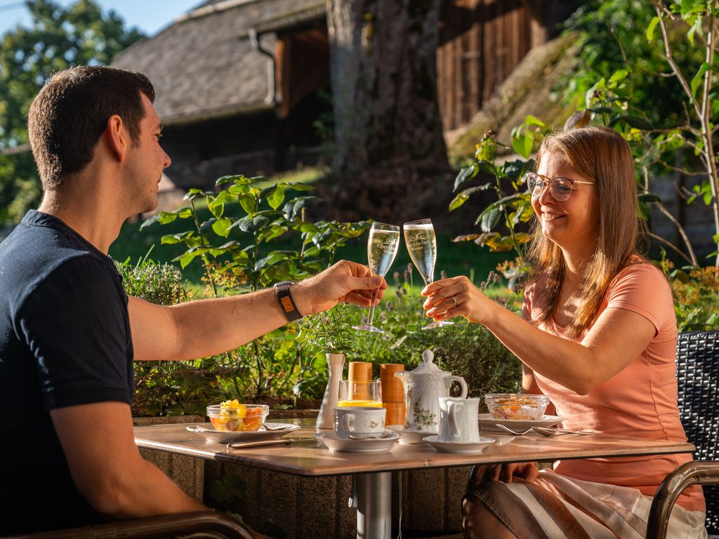 Regionales Frühstücksbuffet mit Frühstücks-Sonnen-Terrasse