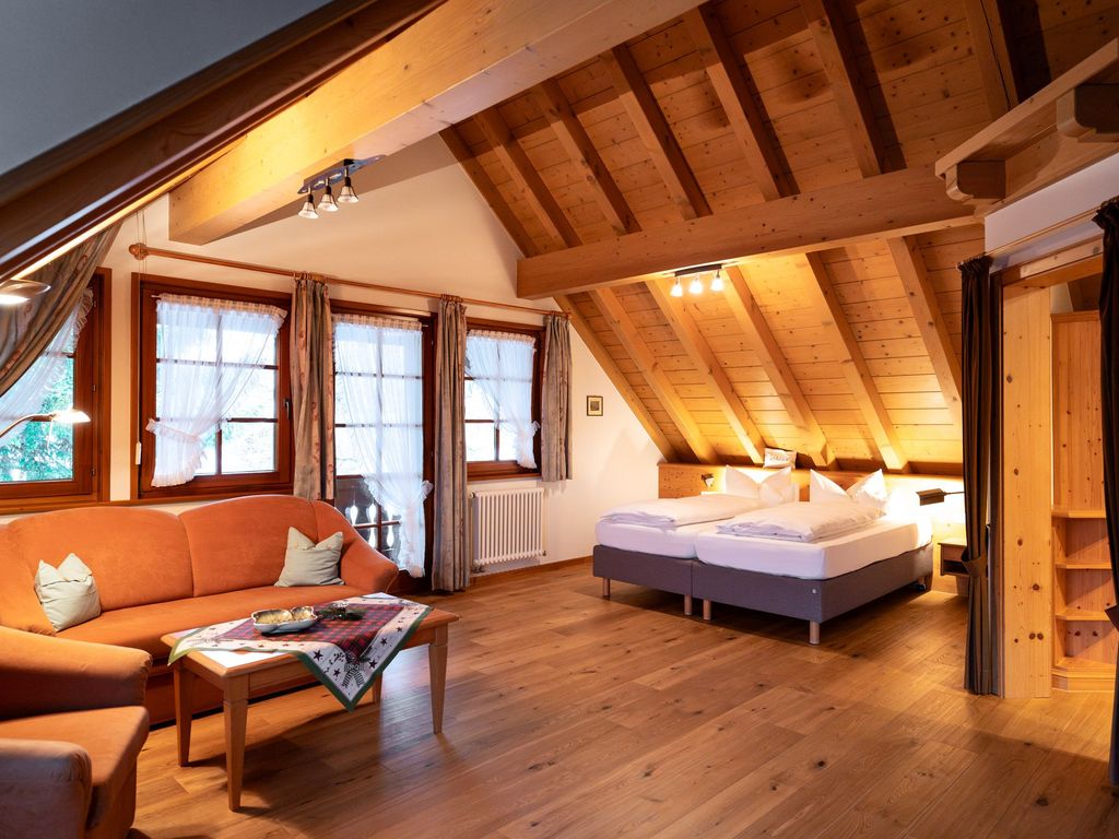 Junior-Suite mit Couch und Balkon