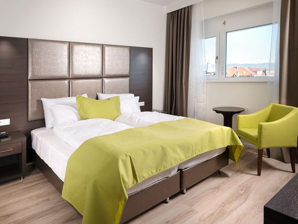 Doppelzimmer Standard mit Dusche und WC Badezimmer (Beispielfoto)