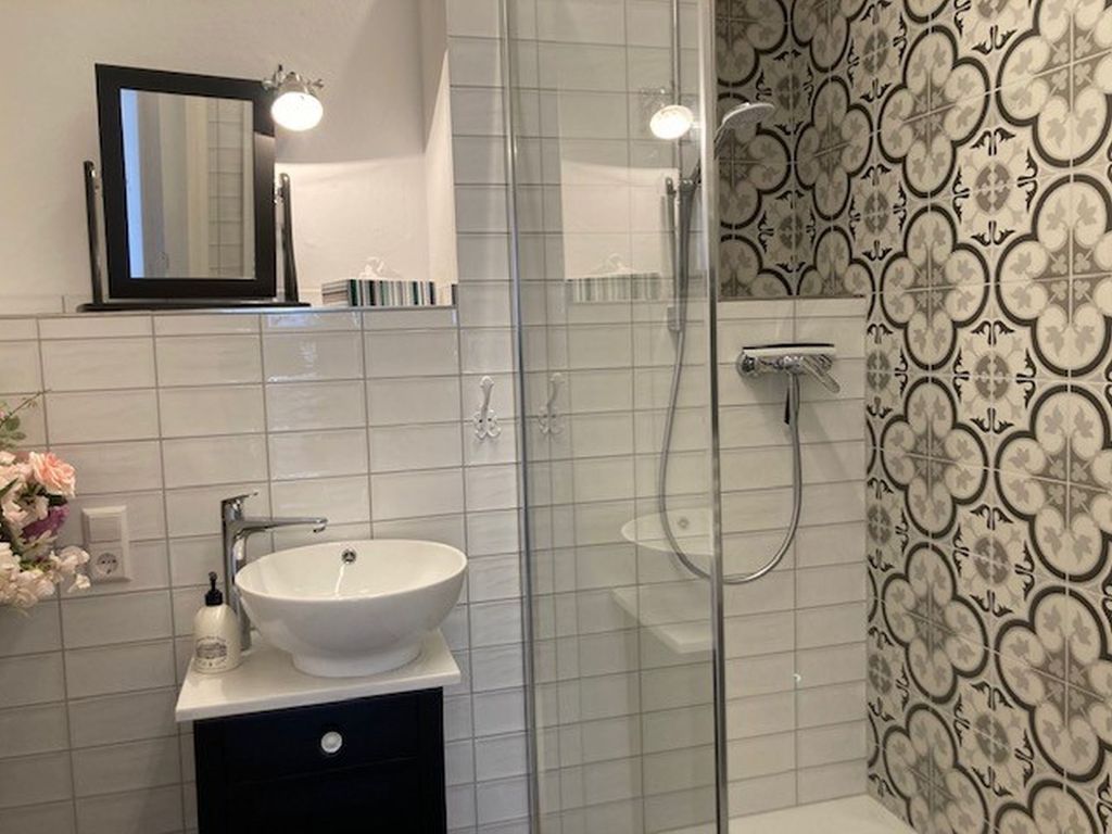 INSIDE, BATHROOM