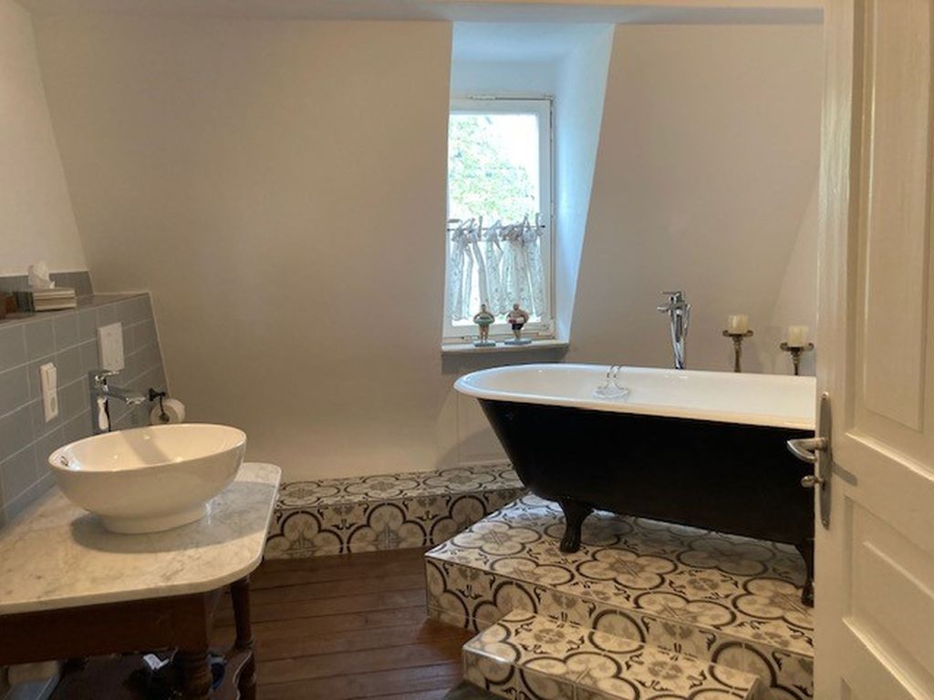 INSIDE, BATHROOM
