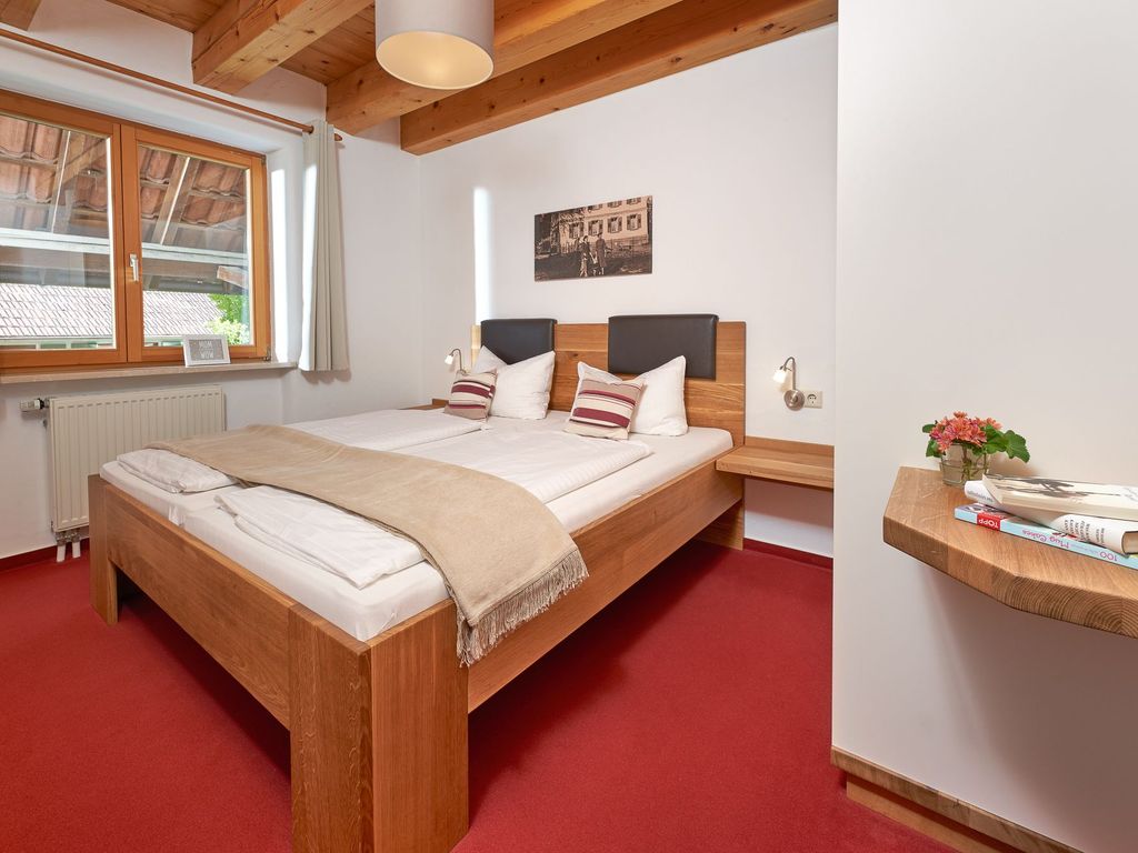 Schlafzimmer mit Doppelbett