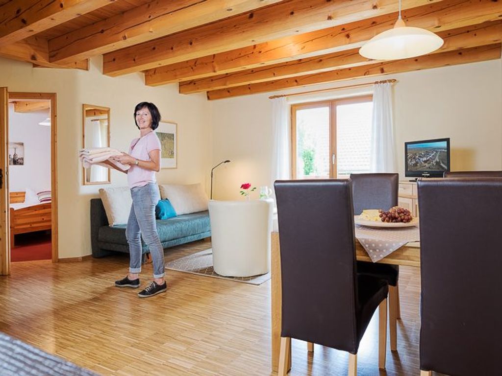 Wohnzimmer mit Essbereich und Küchenzeile