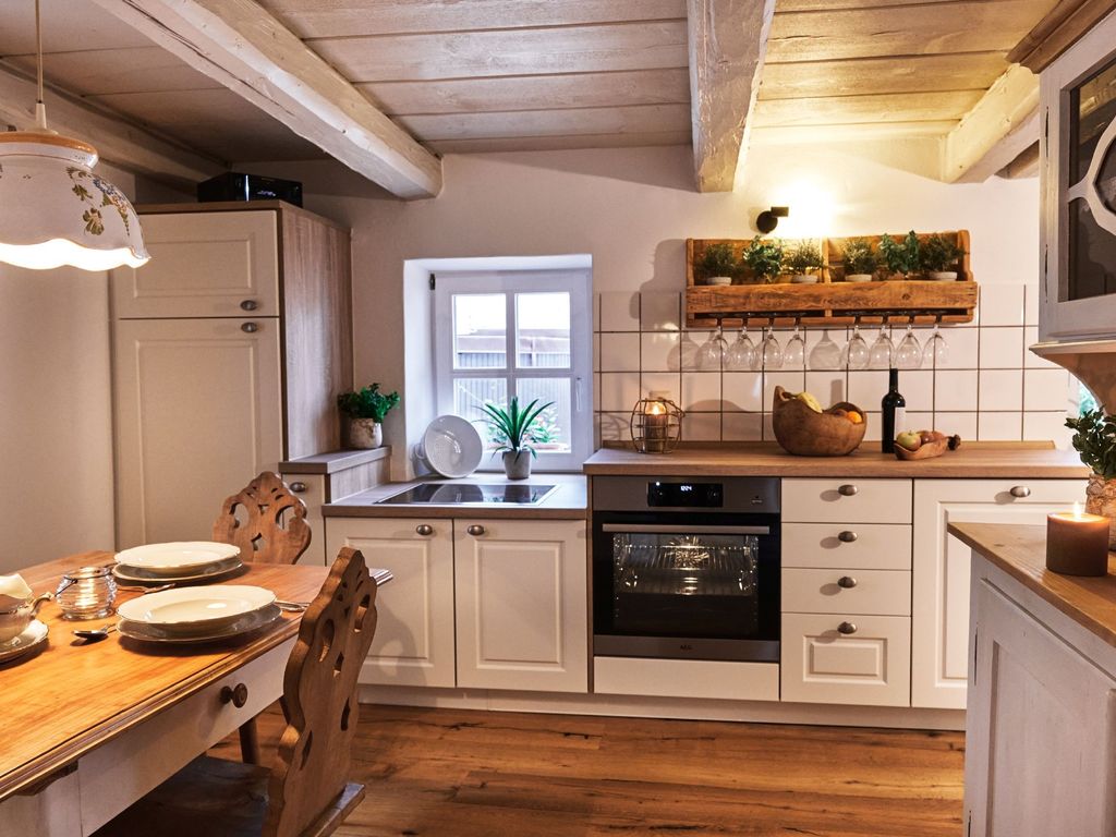 KITCHEN, INSIDE