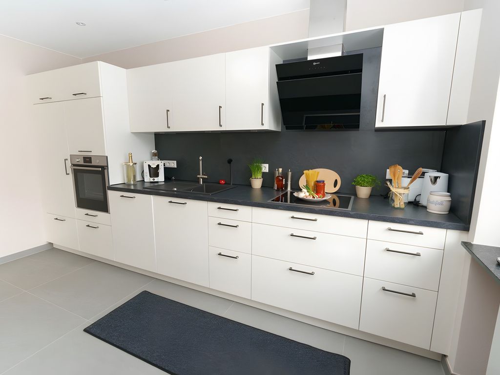 KITCHEN, INSIDE
