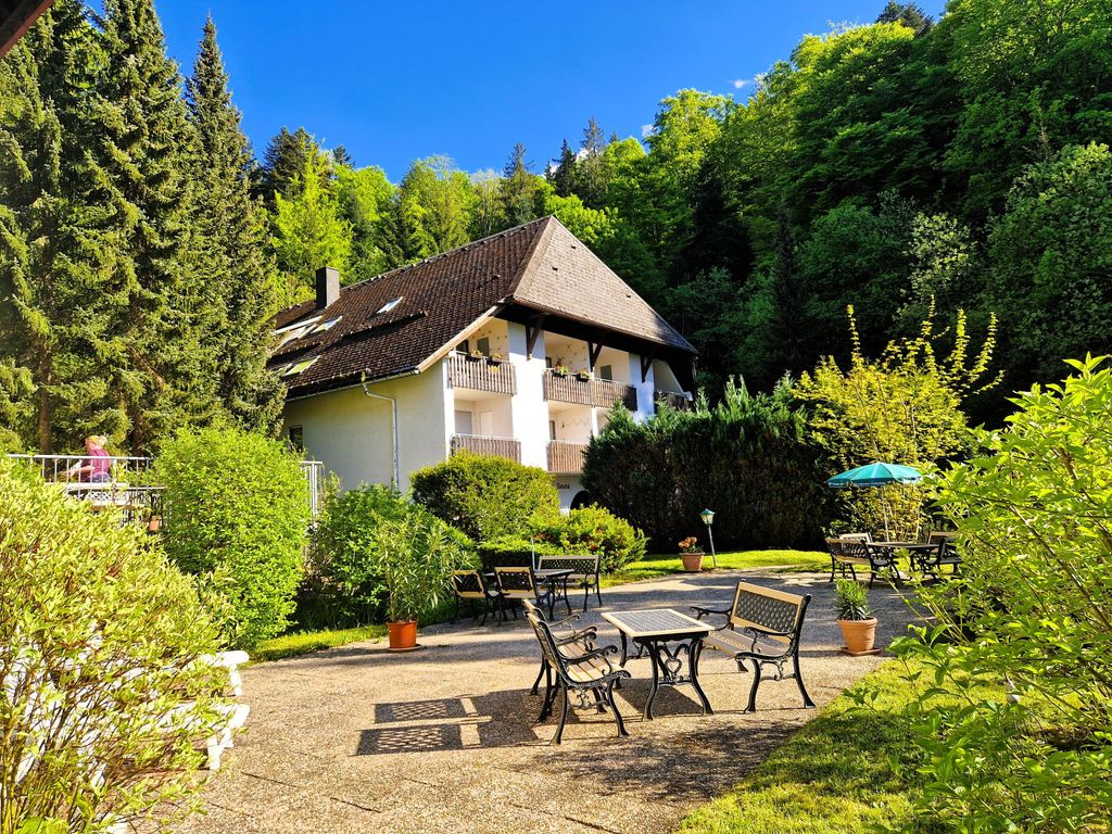 Blick auf Gemeinschaftsterrasse und Haus