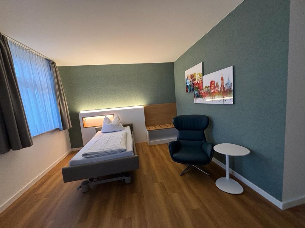 Einzelzimmer_elektrisch verstellbares Bett