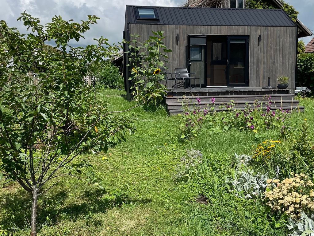 Blick vom Garten auf das Tiny House