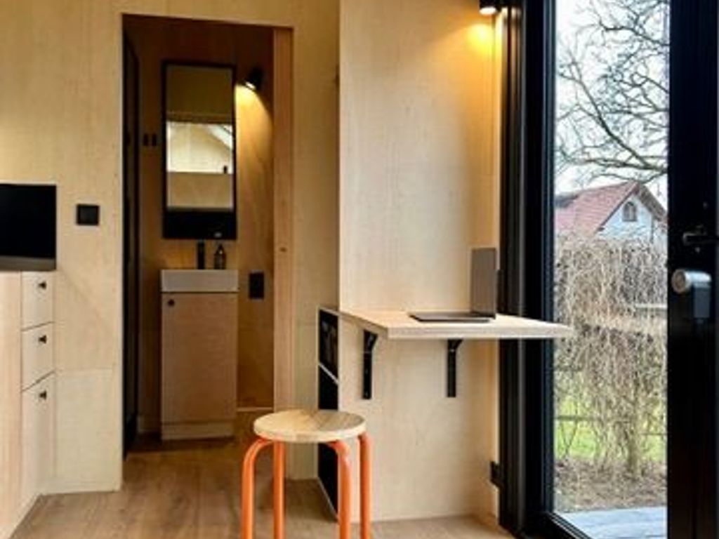 Arbeitsplatz und Garderobe