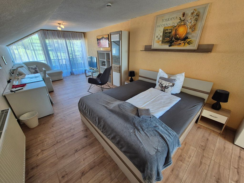 Apartment mit Balkon