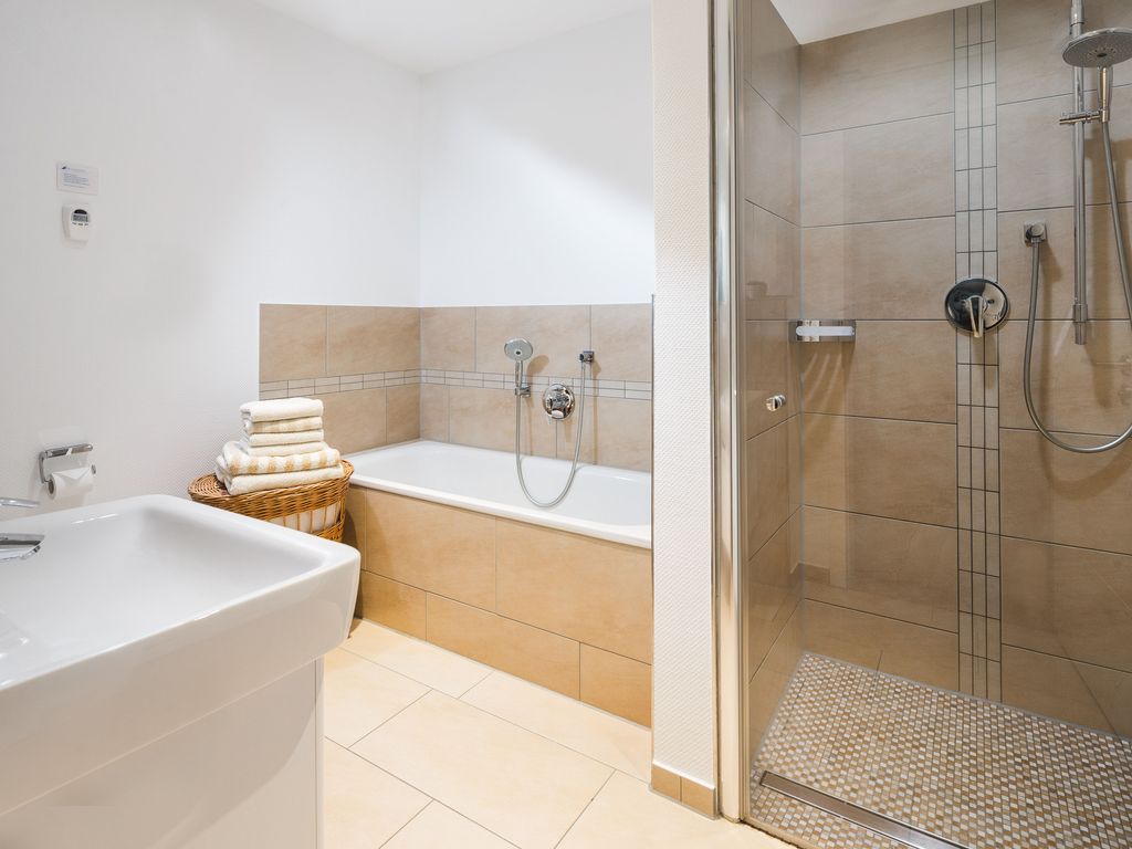 Modernes Bad mit Duschbereich und Badewanne