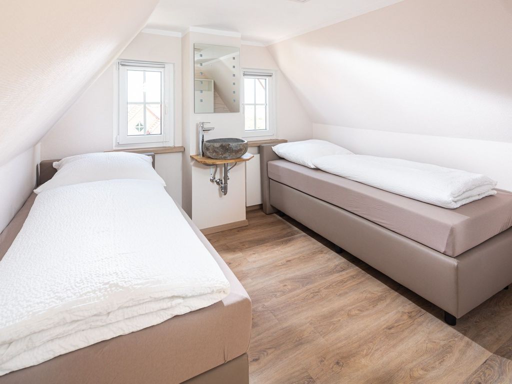 2. Schlafzimmer im Dachgeschoss mit eigenem WC