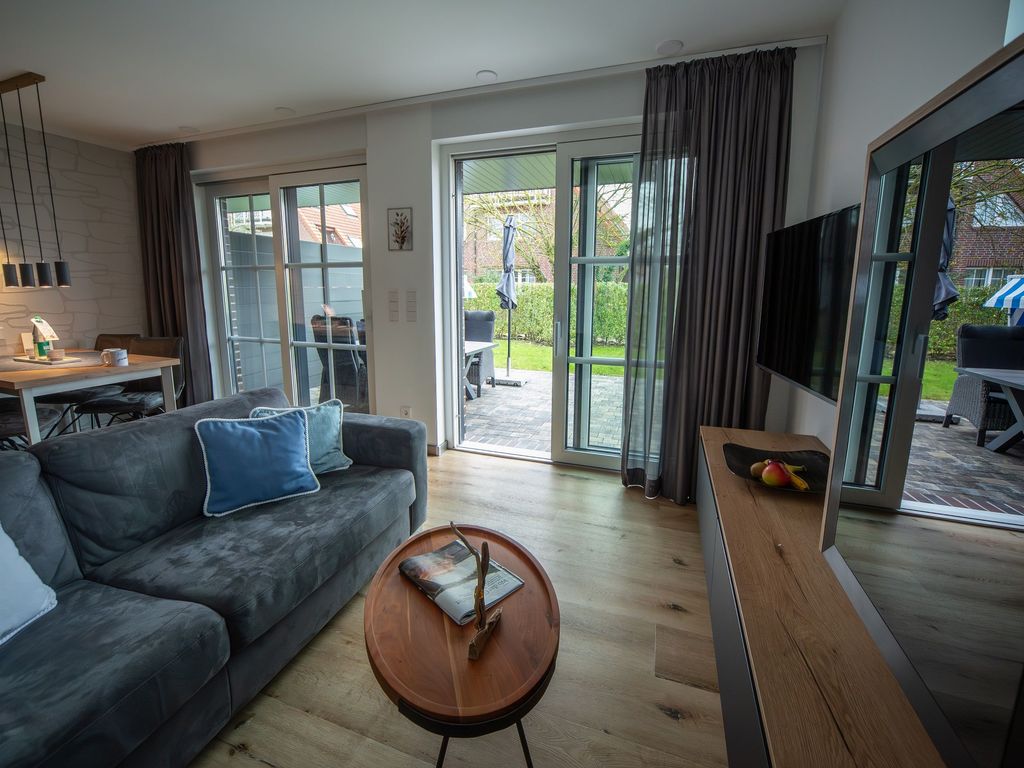 Wohnbereich mit Zugang zum Balkon